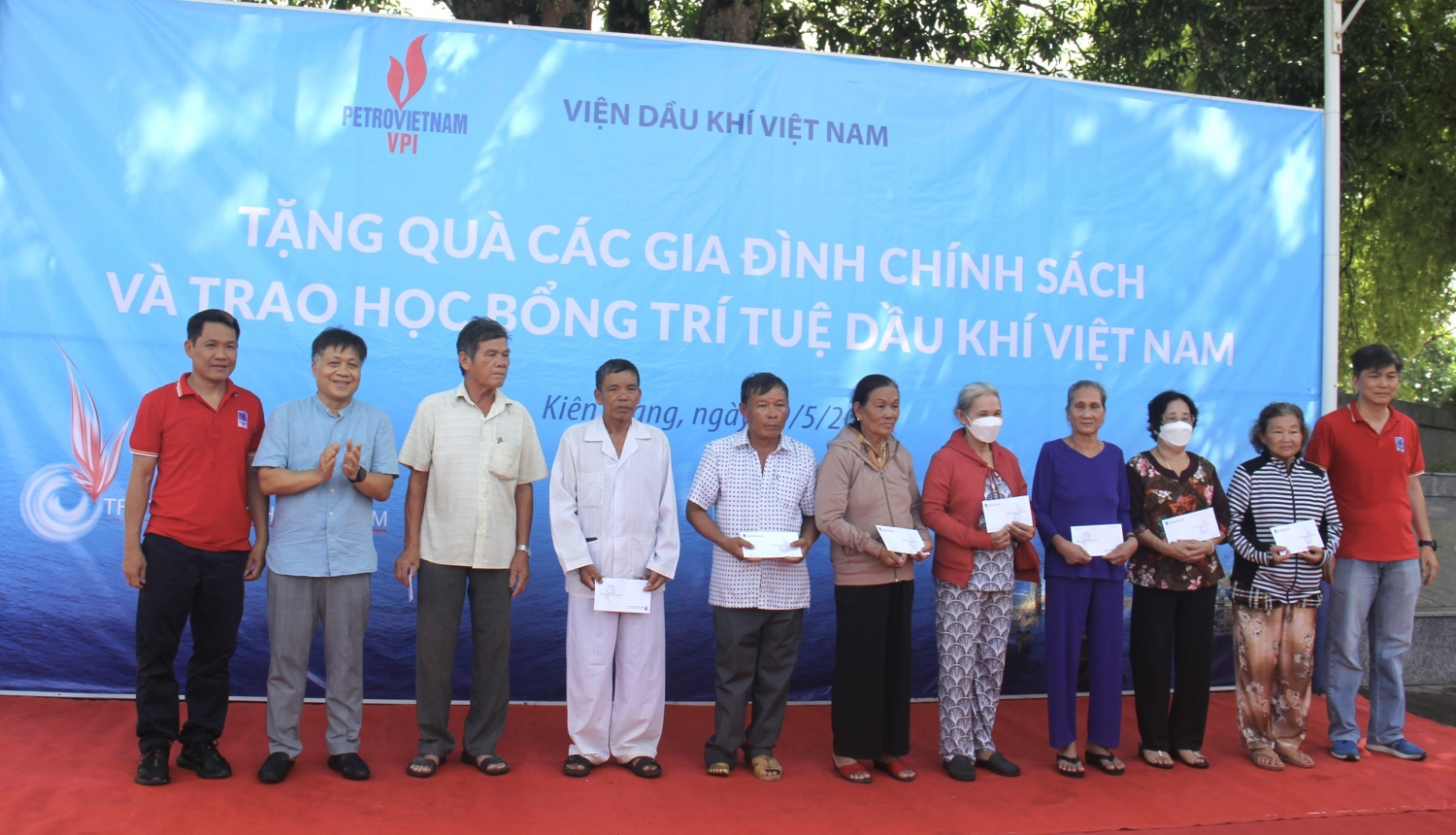 VPI tri ân các anh hùng liệt sĩ, tặng quà các gia đình chính sách tại TP. Phú Quốc VPI tri ân các anh hùng liệt sĩ, tặng quà các gia đình chính sách tại TP. Phú Quốc