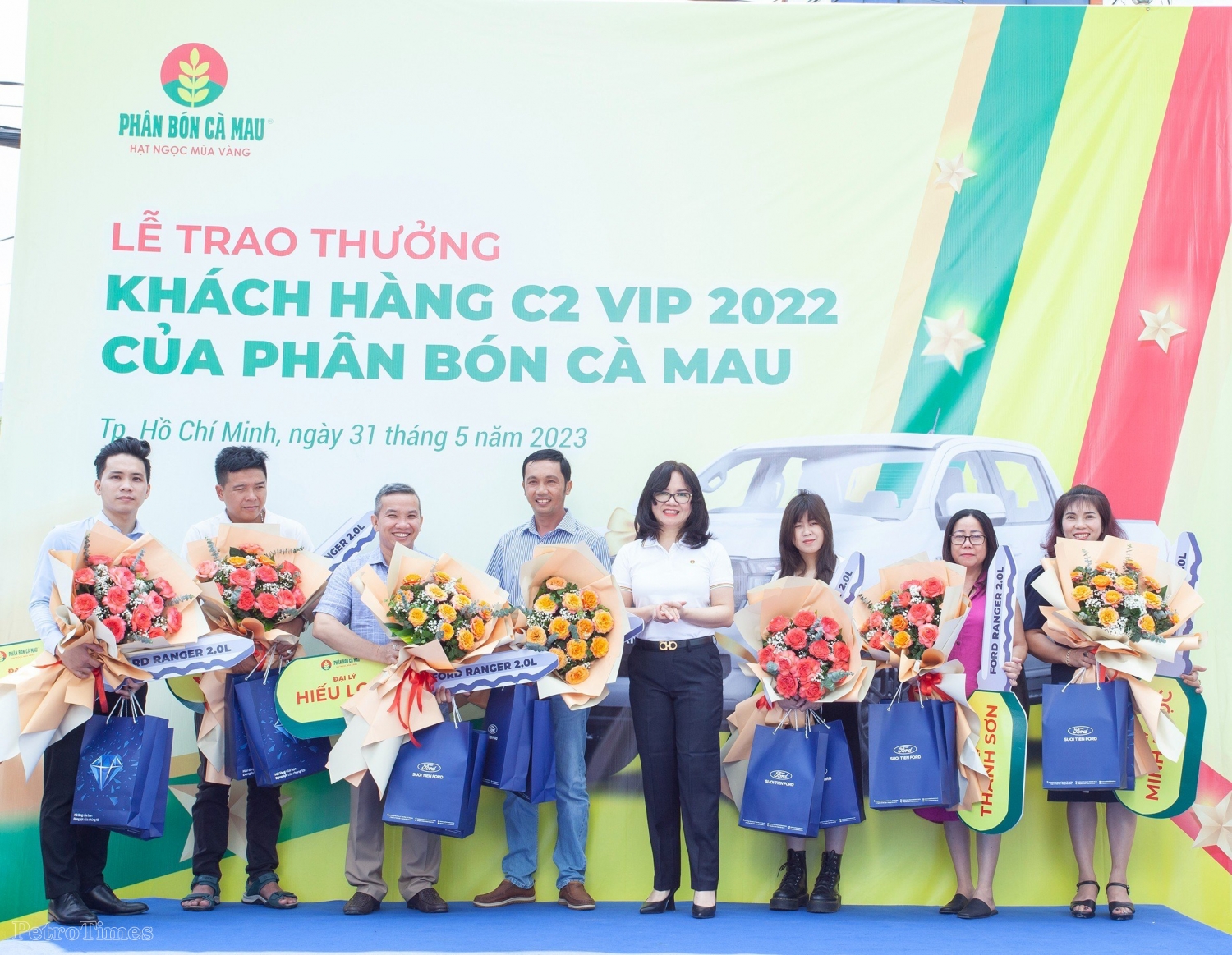 Phân bón Cà Mau trao tặng 7 xe bán tải cho khách hàng xuất sắc
