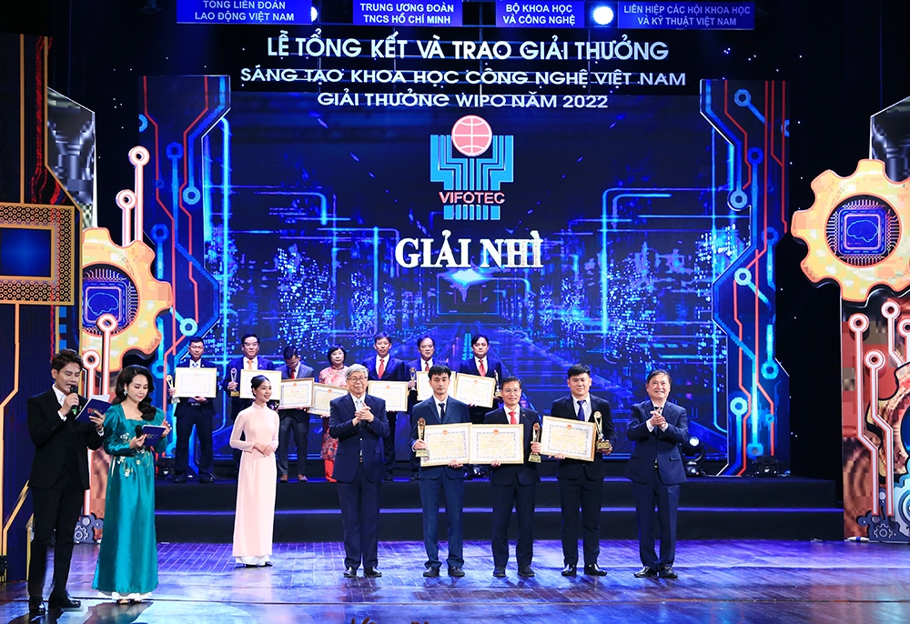 Nhóm tác giả: ThS Lê Hoàng Anh Dũng, KS Phan Thanh Dũng, KS Trần Khắc Tuấn; KS Tán Quốc Bảo (EVNCPC) nhận giải Nhì