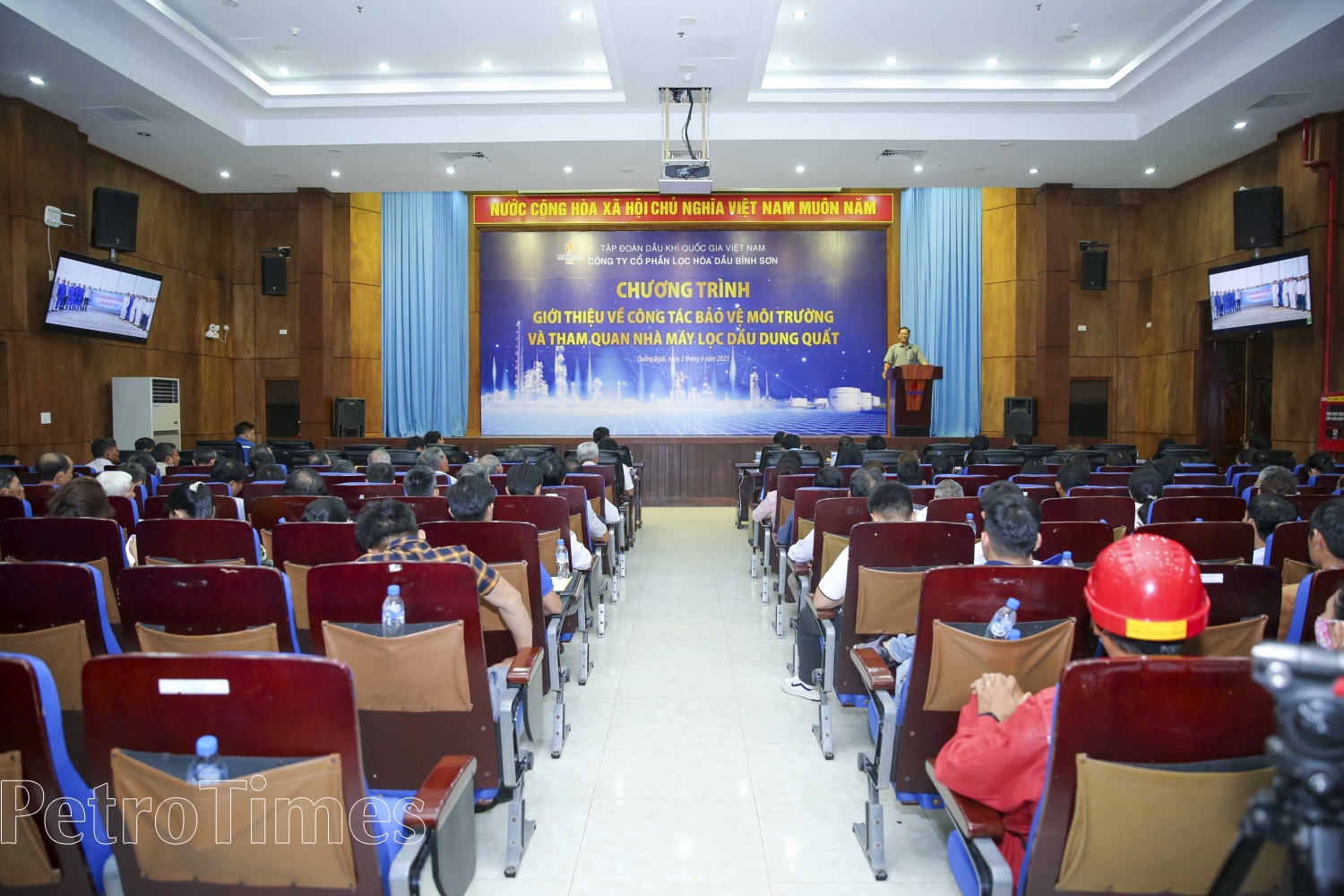 Hơn 100 người dân xã Bình Trị (Quảng Ngãi) tham quan công tác bảo vệ môi trường tại NMLD Dung Quất