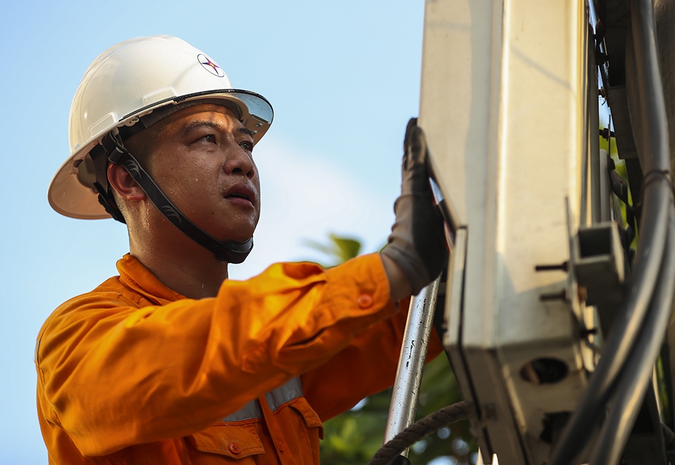 Theo chân thợ điện ngày nắng nóng