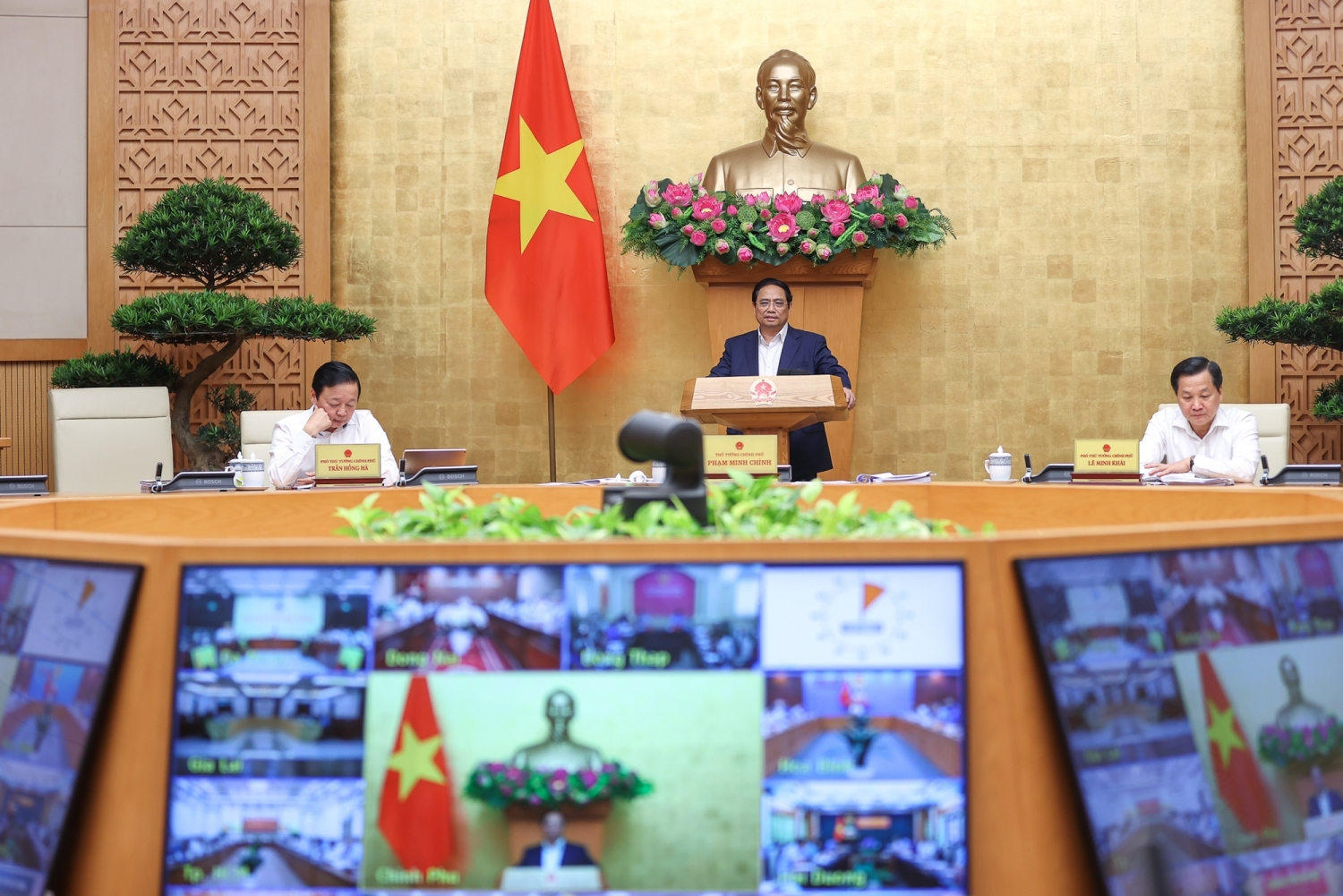 Phiên họp được kết nối trực tuyến tới trụ sở UBND các tỉnh, thành phố trực thuộc Trung ương.