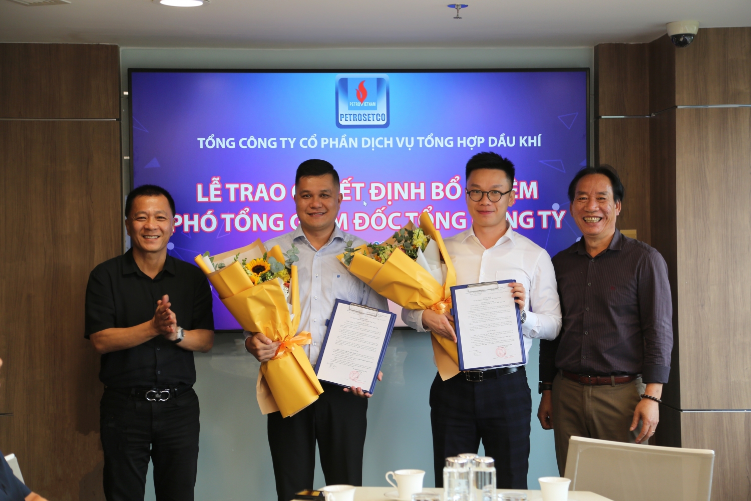 Chủ tịch HĐQT và Tổng giám đốc PETROSETCO đã trân trọng trao quyết định và tặng hoa chúc mừng 2 tân Phó Tổng giám đốc mới được bổ nhiệm của PETROSETCO Chủ tịch HĐQT và Tổng giám đốc PETROSETCO đã trân trọng trao quyết định và tặng hoa chúc mừng 2 tân Phó Tổng giám đốc mới được bổ nhiệm của PETROSETCO