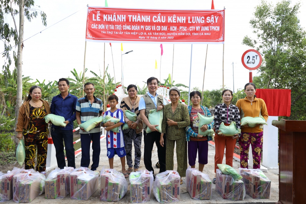 Đại diện Công đoàn PV GAS PMC trao tặng quà cho các hộ gia đình khó khăn trong Lễ khánh thành công trình xây dựng Cầu Lung Sậy, Tỉnh Cà Mau