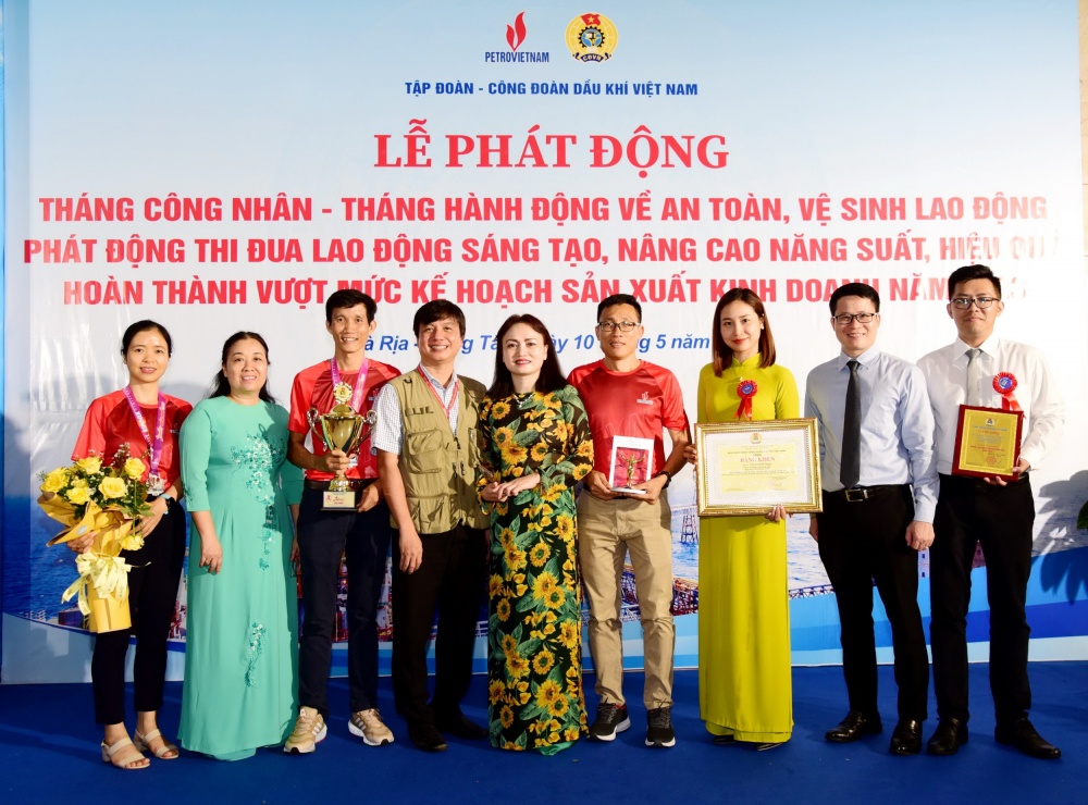 Đại diện người lao động PV GAS PMC trong đoàn Công đoàn PV GAS được tôn vinh tại Lễ phát động Tháng Công nhân, Tháng Hành động về ATVSLĐ năm 2023 do Tập đoàn Dầu Khí Việt Nam tổ chức