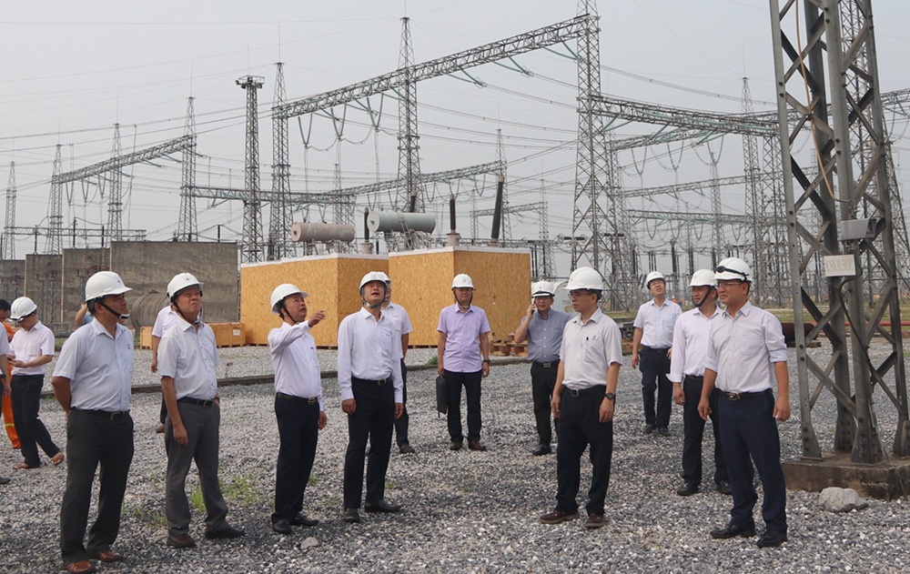 Đảm bảo truyền tải điện an toàn, ổn định mùa nắng nóng ở những “điểm nút” khu vực phía Bắc Đảm bảo truyền tải điện an toàn, ổn định mùa nắng nóng ở những “điểm nút” khu vực phía Bắc