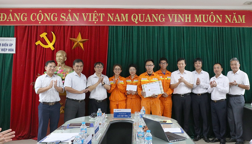 Đảm bảo truyền tải điện an toàn, ổn định mùa nắng nóng ở những “điểm nút” khu vực phía Bắc Đảm bảo truyền tải điện an toàn, ổn định mùa nắng nóng ở những “điểm nút” khu vực phía Bắc