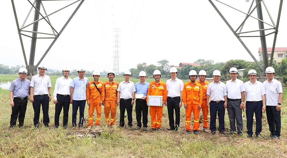 Đảm bảo truyền tải điện an toàn, ổn định mùa nắng nóng ở những “điểm nút” khu vực phía Bắc Đảm bảo truyền tải điện an toàn, ổn định mùa nắng nóng ở những “điểm nút” khu vực phía Bắc