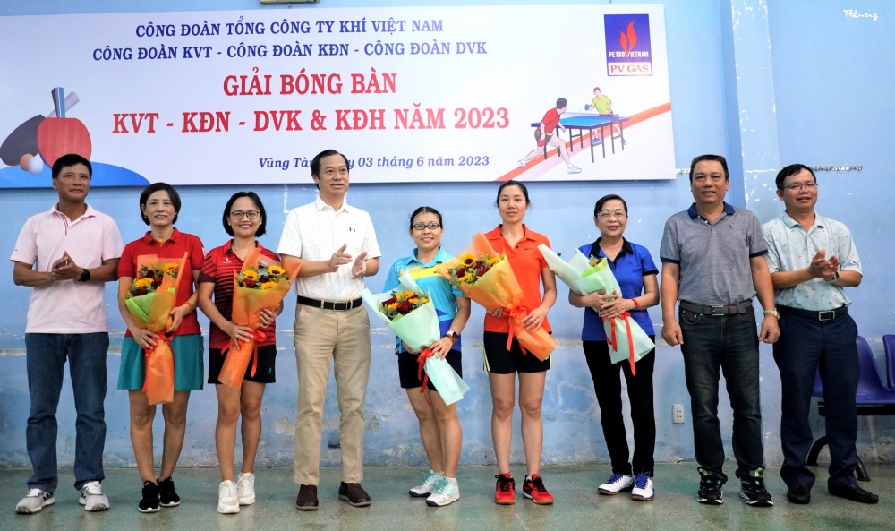 Lãnh đạo Công đoàn PV GAS và các đơn vị động viên tinh thần anh em bước vào cuộc thi đấu vì sức khỏe và tình đoàn kết