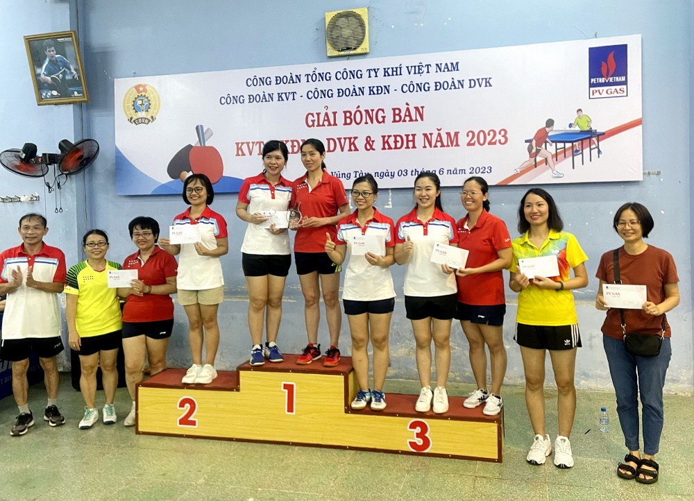 Trao giải thưởng cho các đôi nữ lần đầu “bắt cặp” thi đấu với nỗ lực và niềm vui