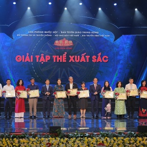 Tạp chí Năng lượng Mới được tuyên dương Tập thể xuất sắc tại Lễ trao Giải Diên Hồng lần I