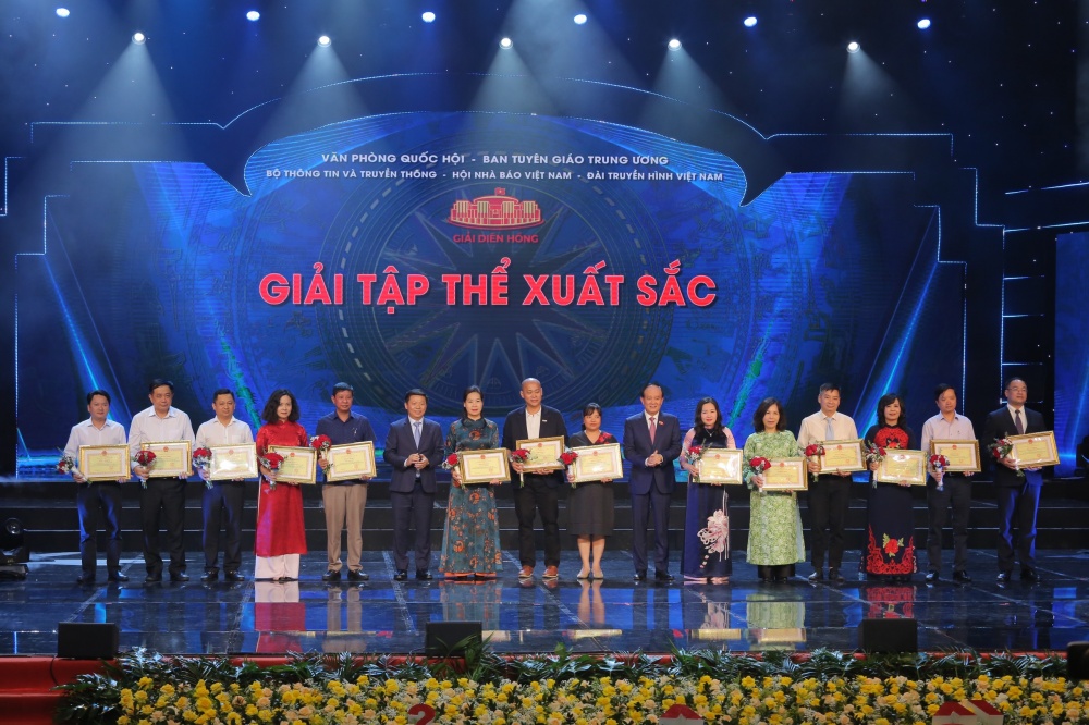 Tạp chí Năng lượng Mới được tuyên dương Tập thể xuất sắc tại Lễ trao Giải Diên Hồng lần I Tạp chí Năng lượng Mới được tuyên dương Tập thể xuất sắc tại Lễ trao Giải Diên Hồng lần I