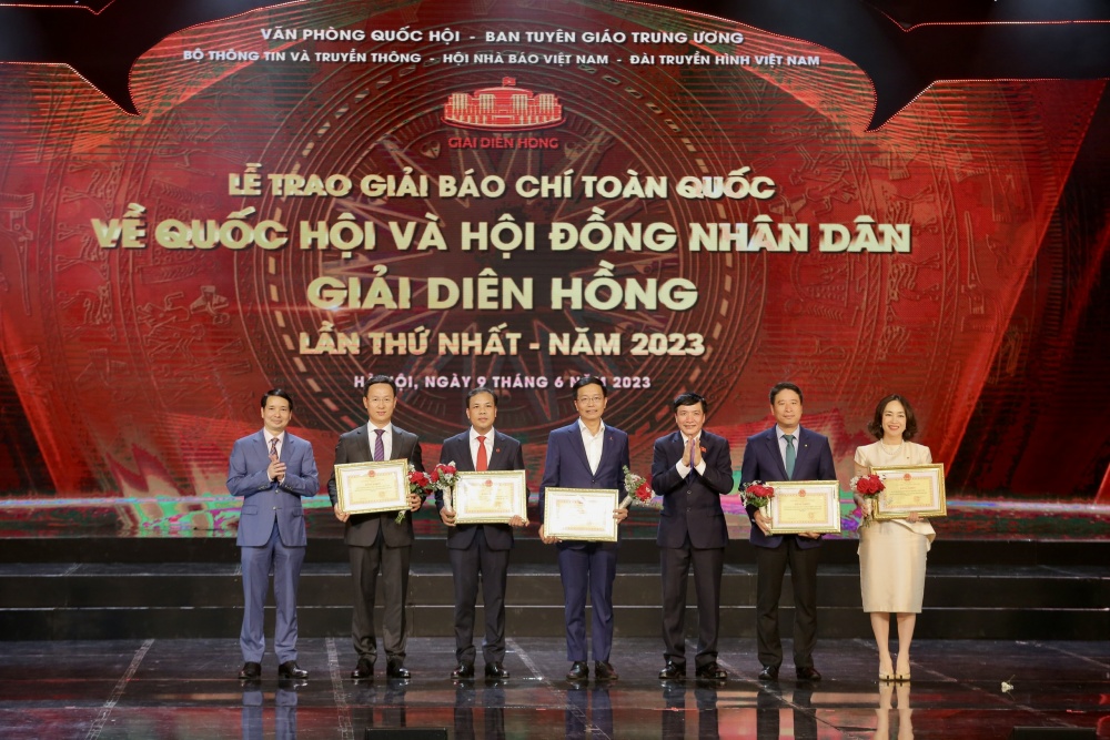Tạp chí Năng lượng Mới được tuyên dương Tập thể xuất sắc tại Lễ trao Giải Diên Hồng lần I Tạp chí Năng lượng Mới được tuyên dương Tập thể xuất sắc tại Lễ trao Giải Diên Hồng lần I