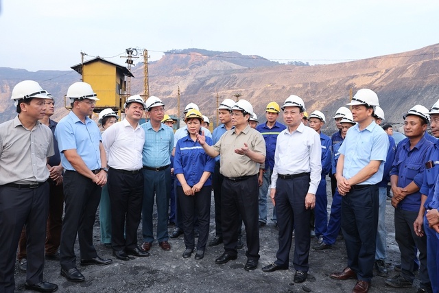 Thủ tướng kiểm tra tình hình sản xuất, cung ứng điện, than tại Quảng Ninh Thủ tướng kiểm tra tình hình sản xuất, cung ứng điện, than tại Quảng Ninh