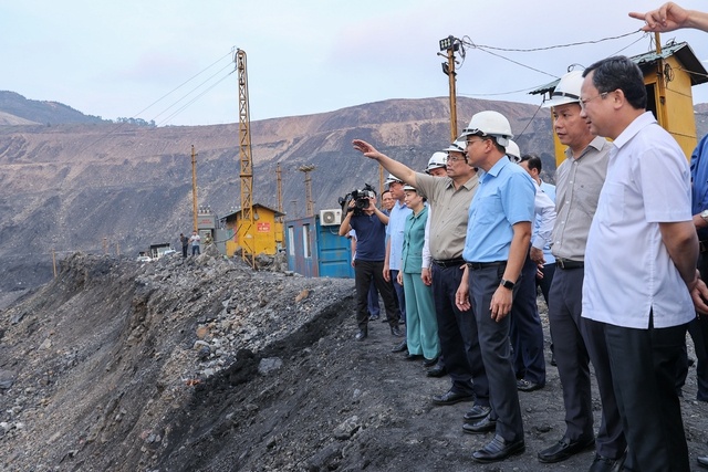 Thủ tướng kiểm tra tình hình sản xuất, cung ứng điện, than tại Quảng Ninh Thủ tướng kiểm tra tình hình sản xuất, cung ứng điện, than tại Quảng Ninh