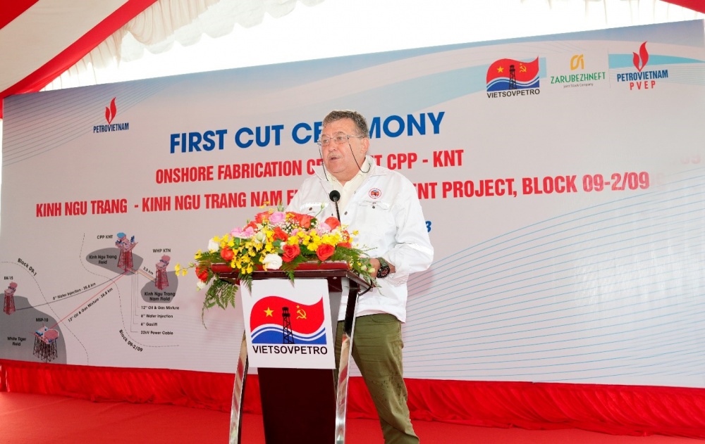Đại diện Zarubezneft, Ông Azovsev Sergey Alegovich – Phó ban Quản lý các Dự án Nga-Việt vui mừng gửi lời chúc mừng Lễ khởi công