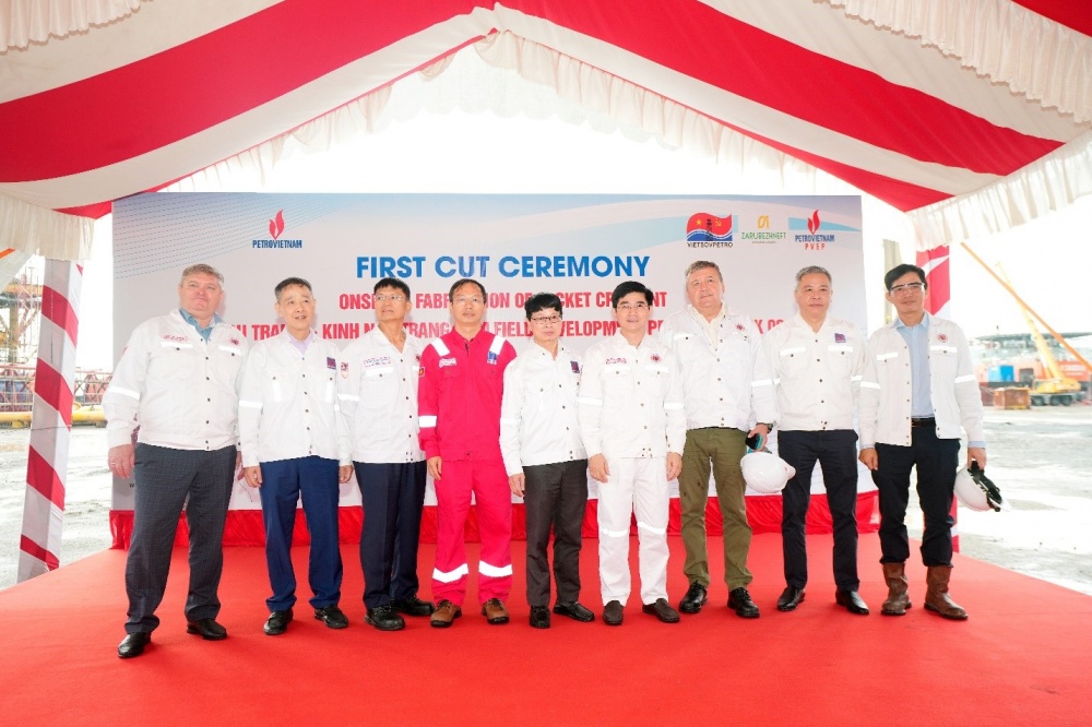 Đại diện Tập Đoàn DKVN, các bên nhà thầu và đơn vị thi công chụp ảnh lưu niệm tại sự kiện