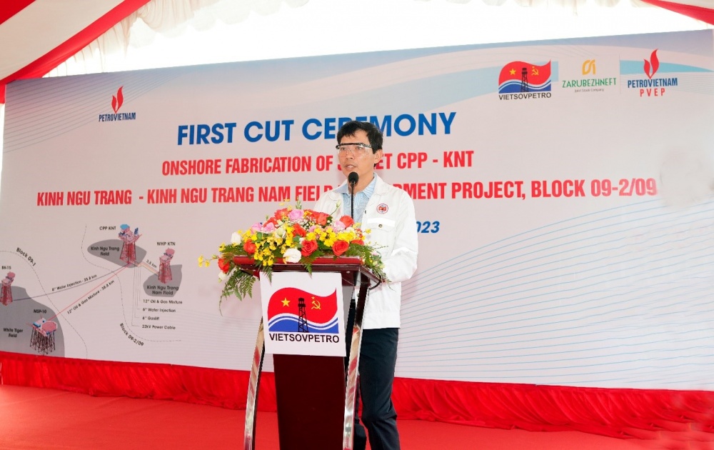 Ông Đặng Đức Phong – Giám đốc Xí nghiệp Xây lắp, khảo sát và sửa chữa các công trình dầu khí – Liên doanh Vietsovpetro phát biểu cam kết thực hiện thành công Dự án