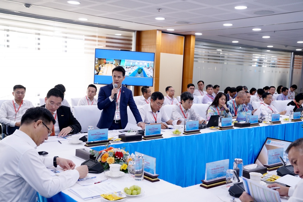 Tổng giám đốc Phạm Văn Phong báo cáo các giải pháp, nhiệm vụ trọng tâm về SXKD, đầu tư xây dựng cũng như các công tác khác để đảm bảo hoàn thành các kế hoạch được giao năm 2023 Tổng giám đốc Phạm Văn Phong báo cáo các giải pháp, nhiệm vụ trọng tâm về SXKD, đầu tư xây dựng cũng như các công tác khác để đảm bảo hoàn thành các kế hoạch được giao năm 2023