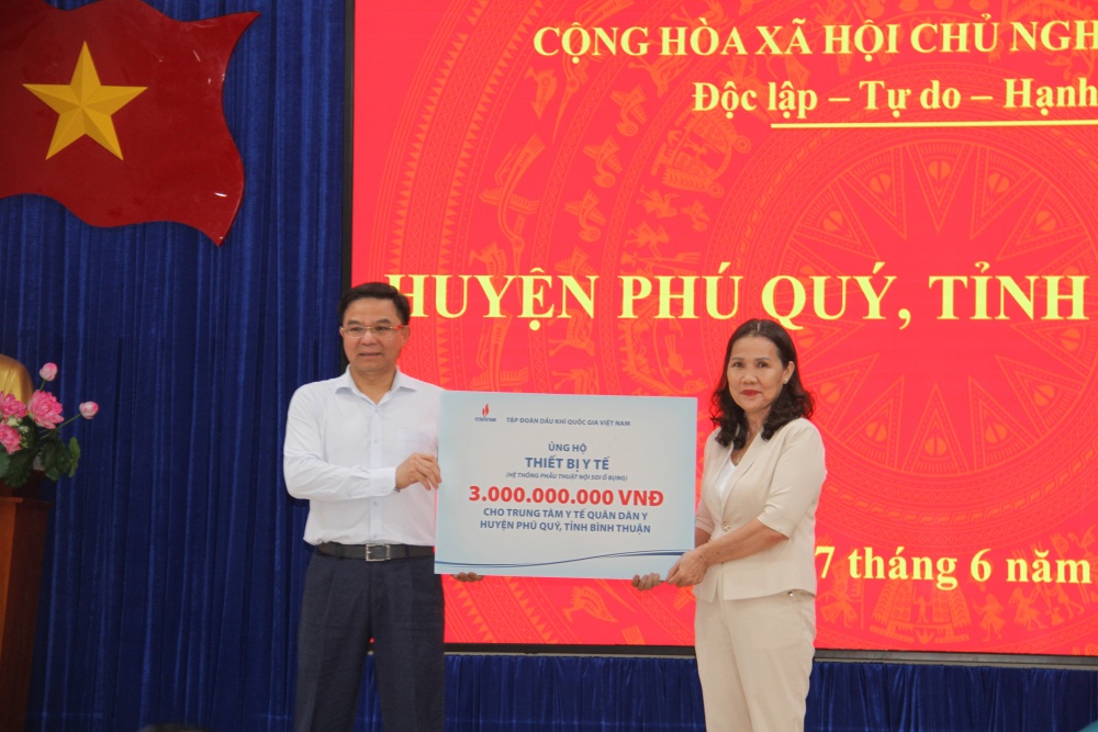 Petrovietnam trao tặng hệ thống trang thiết bị trị giá 3 tỷ đồng cho Trung tâm y tế huyện đảo Phú Quý, Bình Thuận