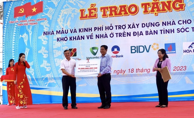 Đồng chí Hoàng Quốc Vượng - Bí thư Đảng ủy, Chủ tịch HĐTV Petrovietnam trao biểu trưng hỗ trợ kinh phí 10 tỷ đồng xây nhà cho người nghèo tỉnh Sóc Trăng