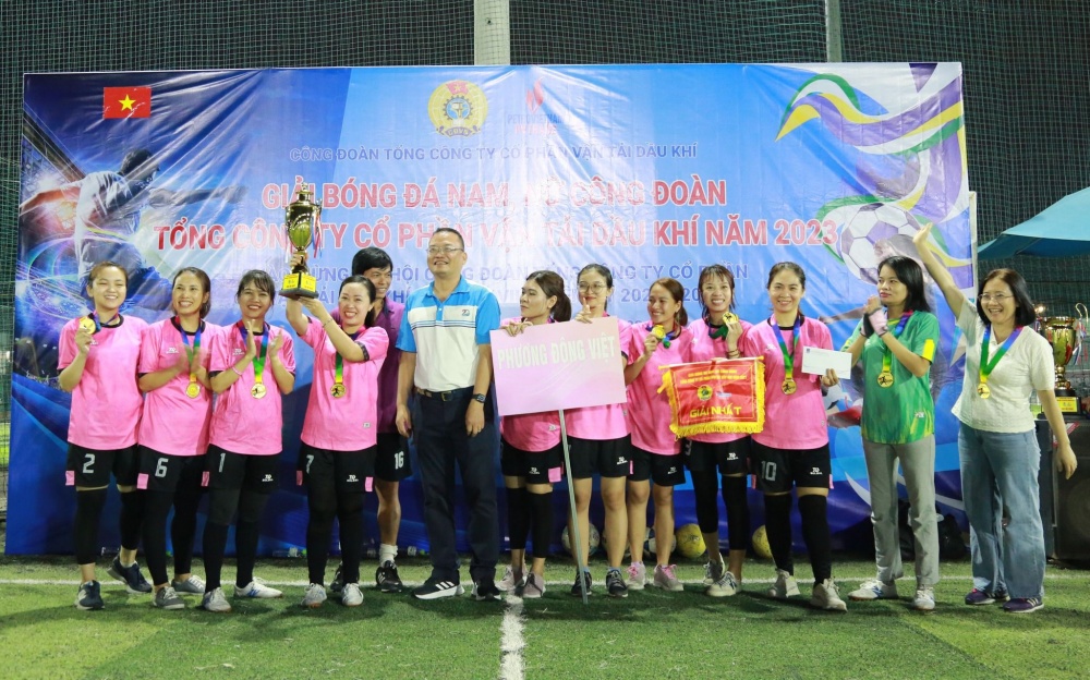 Trao cup bóng đá nữ Trao cup bóng đá nữ