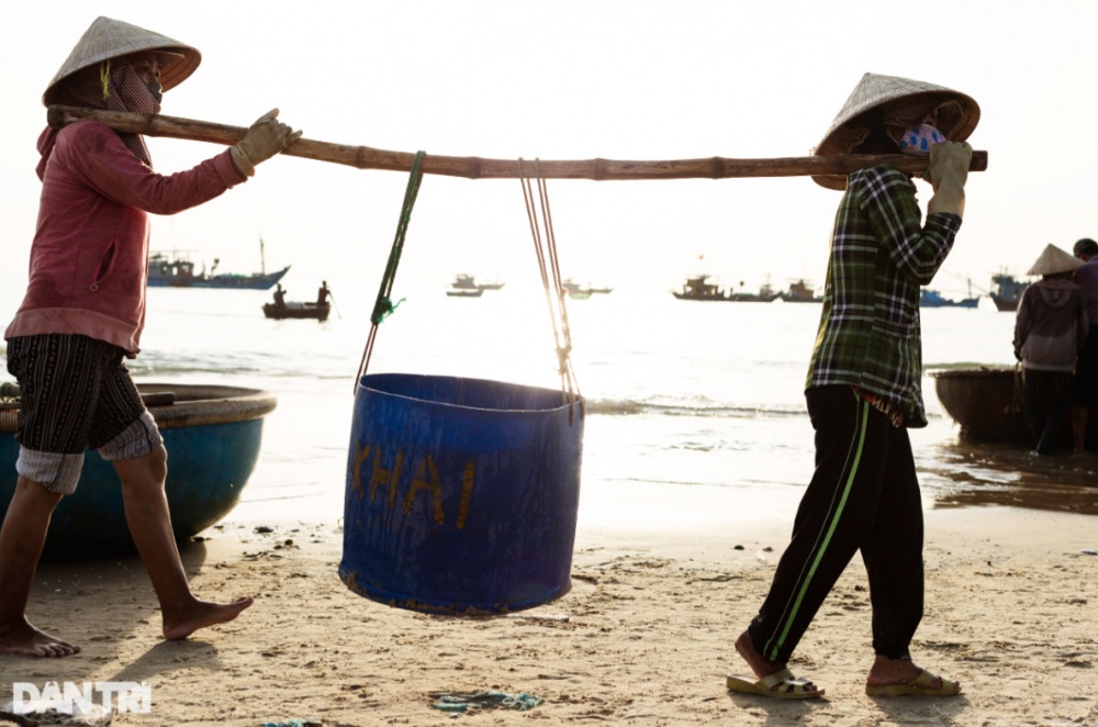 Hình ảnh chợ cá trên bãi biển lớn nhất miền Trung