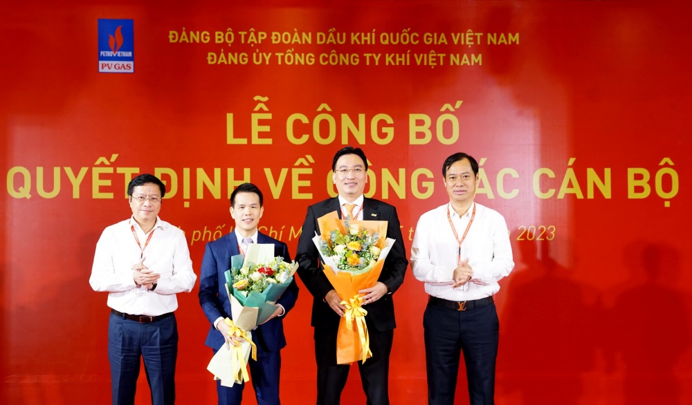 Đại diện Đảng ủy và Công đoàn PV GAS thay mặt Đảng ủy, Ban lãnh đạo và Người lao động của Tổng công ty tặng hoa chúc mừng các vị lãnh đạo cấp cao PV GAS nhận nhiệm vụ mới Đại diện Đảng ủy và Công đoàn PV GAS thay mặt Đảng ủy, Ban lãnh đạo và Người lao động của Tổng công ty tặng hoa chúc mừng các vị lãnh đạo cấp cao PV GAS nhận nhiệm vụ mới