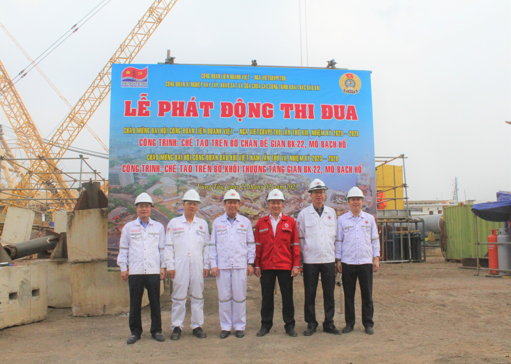 Xí nghiệp Xây lắp Vietsovpetro hạ thủy thành công chân đế giàn BK-22