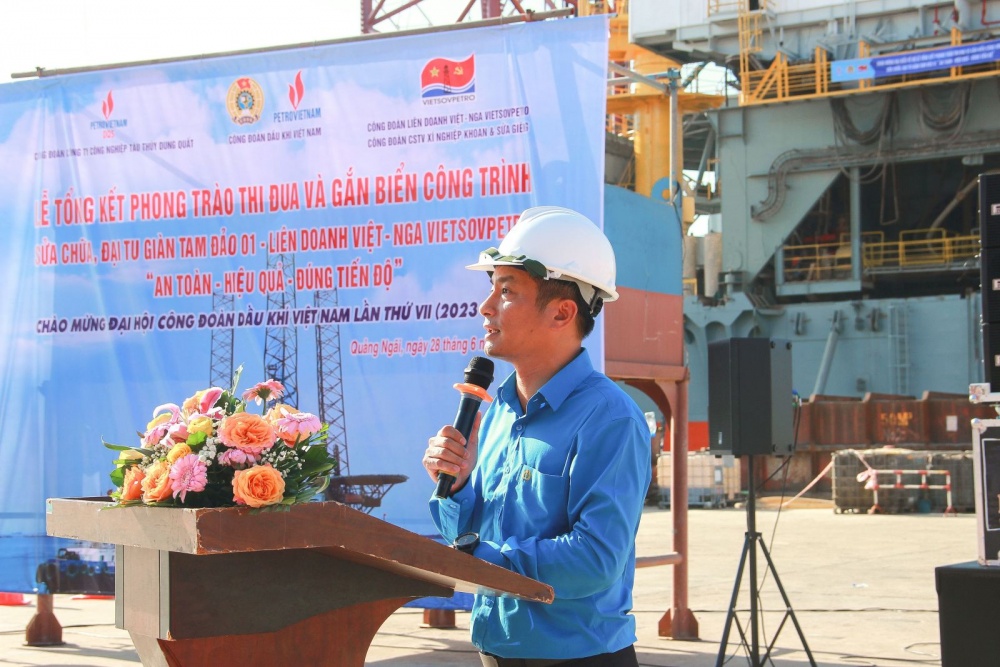 Công đoàn DQS tổng kết phong trào thi đua và gắn biển công trình trên giàn Tam Đảo 01 Công đoàn DQS tổng kết phong trào thi đua và gắn biển công trình trên giàn Tam Đảo 01