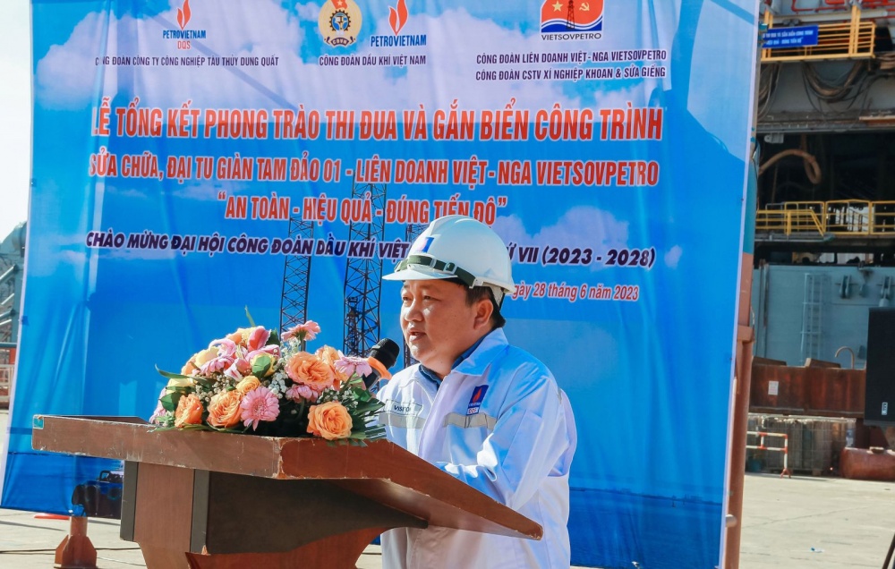 Công đoàn DQS tổng kết phong trào thi đua và gắn biển công trình trên giàn Tam Đảo 01 Công đoàn DQS tổng kết phong trào thi đua và gắn biển công trình trên giàn Tam Đảo 01