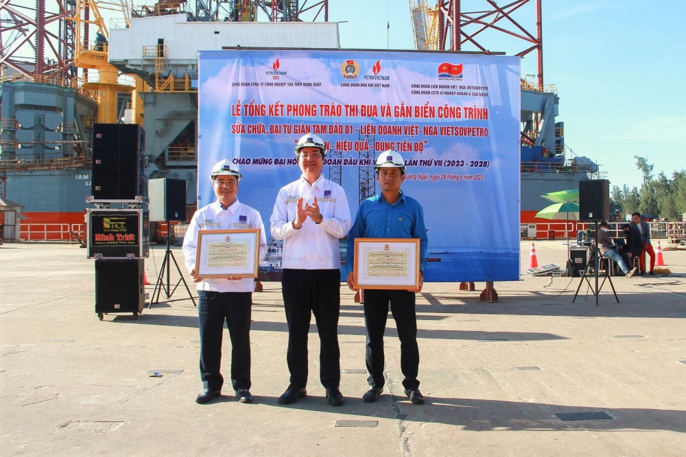 Công đoàn DQS tổng kết phong trào thi đua và gắn biển công trình trên giàn Tam Đảo 01 Công đoàn DQS tổng kết phong trào thi đua và gắn biển công trình trên giàn Tam Đảo 01
