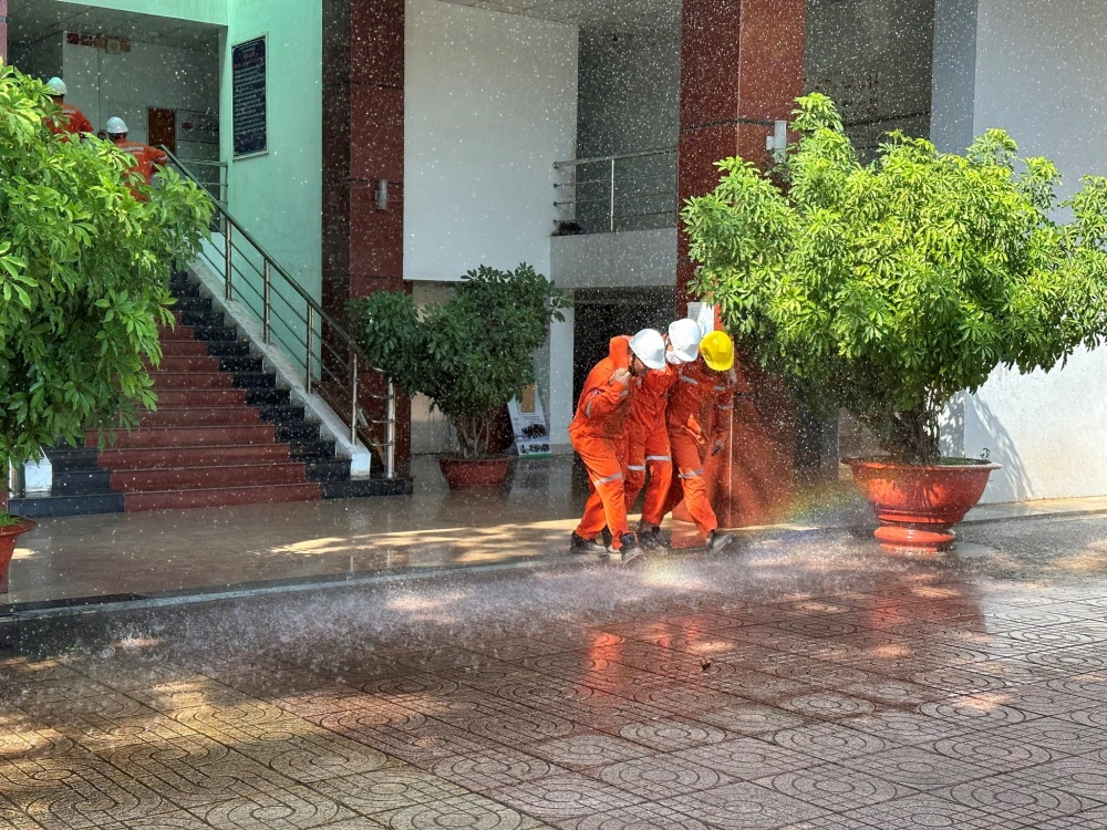 Tập huấn chữa cháy và cứu hộ cứu nạn tại Cảng biển Vietsovpetro