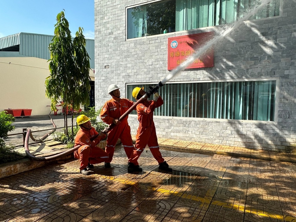 Tập huấn chữa cháy và cứu hộ cứu nạn tại Cảng biển Vietsovpetro