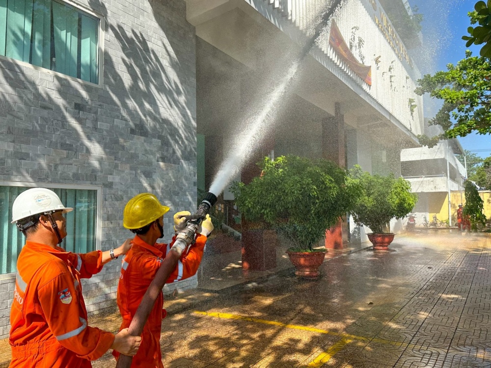Tập huấn chữa cháy và cứu hộ cứu nạn tại Cảng biển Vietsovpetro