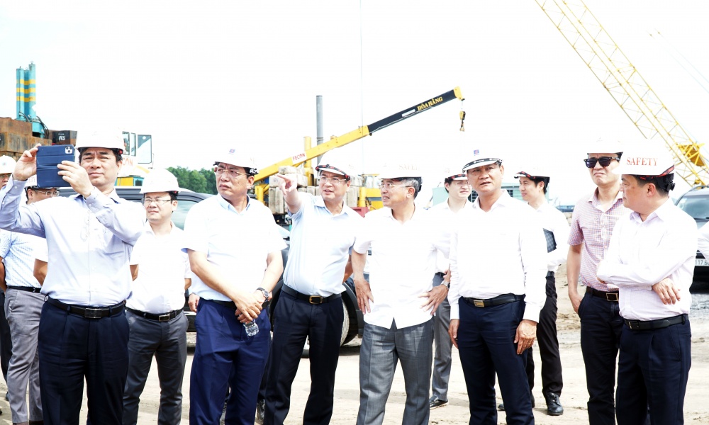 Đoàn công tác đi thực địa tại Dự án Nhà máy điện Nhơn Trạch 3 và 4