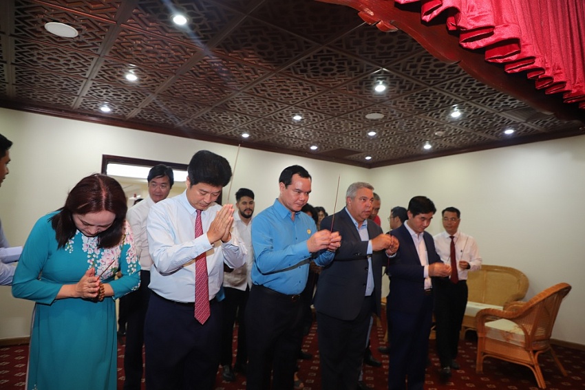 Đoàn đại biểu cấp cao Trung tâm Những người lao động Cuba thăm và làm việc với Vietsovpetro