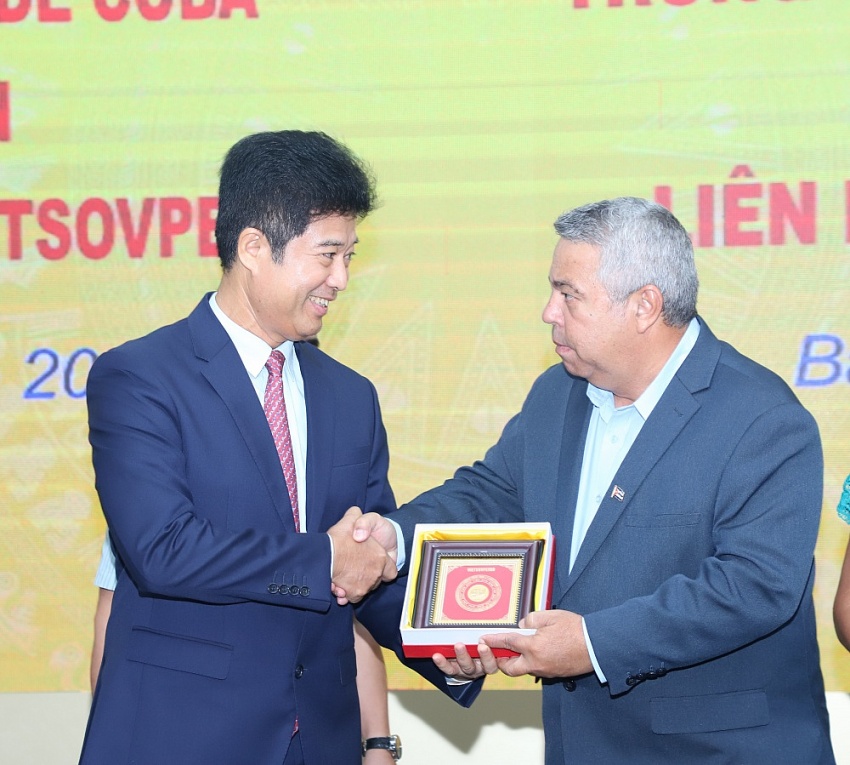 Đoàn đại biểu cấp cao Trung tâm Những người lao động Cuba thăm và làm việc với Vietsovpetro