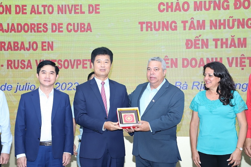 Đoàn đại biểu cấp cao Trung tâm Những người lao động Cuba thăm và làm việc với Vietsovpetro