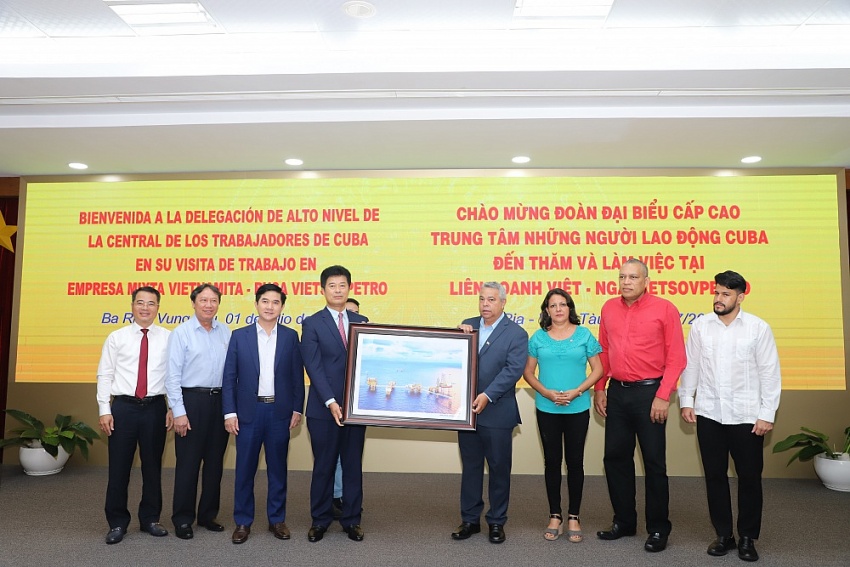 Đoàn đại biểu cấp cao Trung tâm Những người lao động Cuba thăm và làm việc với Vietsovpetro