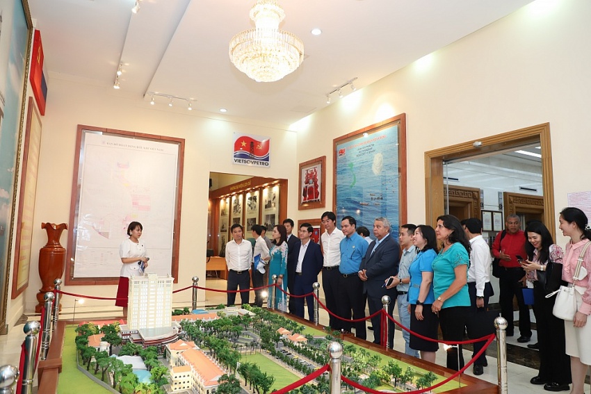 Đoàn đại biểu cấp cao Trung tâm Những người lao động Cuba thăm và làm việc với Vietsovpetro