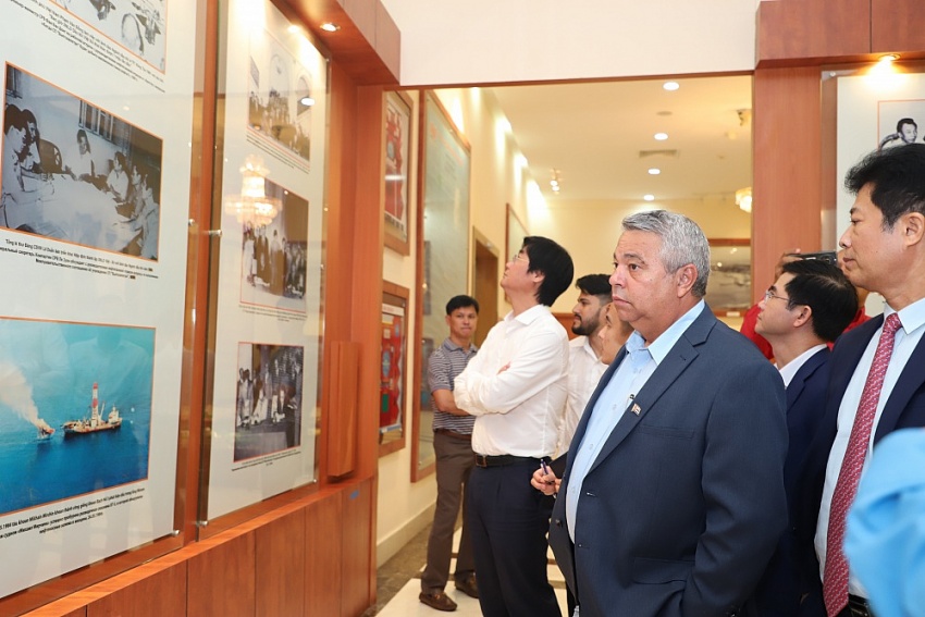 Đoàn đại biểu cấp cao Trung tâm Những người lao động Cuba thăm và làm việc với Vietsovpetro