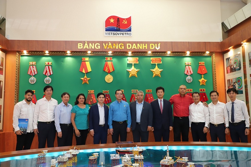 Đoàn đại biểu cấp cao Trung tâm Những người lao động Cuba thăm và làm việc với Vietsovpetro