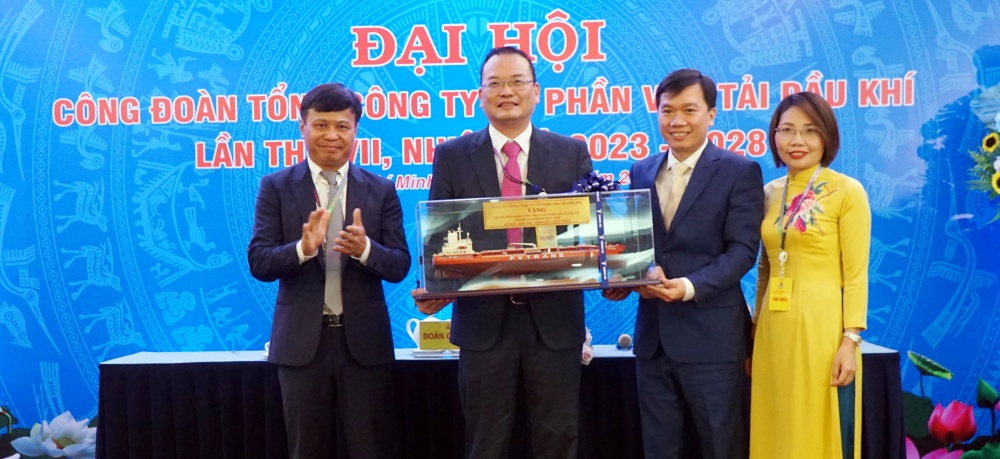 Đảng ủy PVTrans tặng quà chúc mừng Đại hội