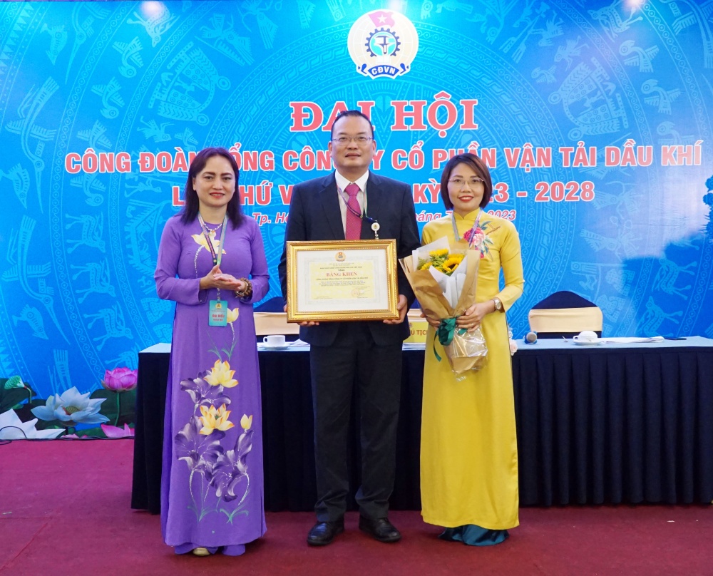 CĐ DKVN tặng bằng khen cho CĐ PVTrans