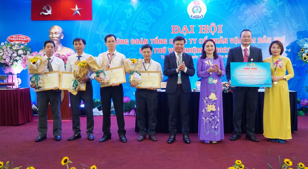 Khen thưởng các tập thể có công trình