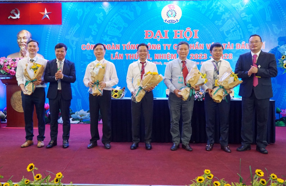 Tri ân các đồng chí trong Ban Chấp hành Công đoàn khóa VI