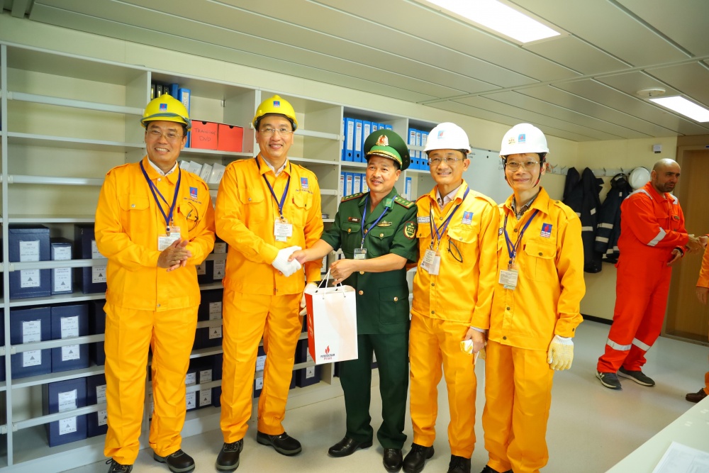Hăng say lao động, miệt mài cống hiến để vượt qua khó khăn, thực hiện chuỗi dự án LNG Thị Vải