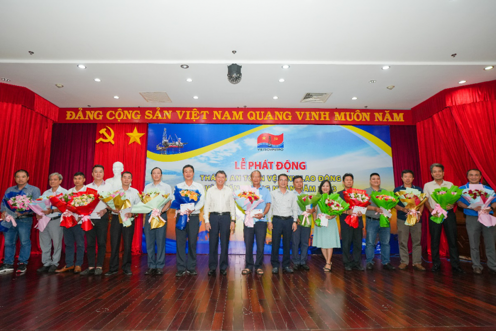Các ATVSV xuất sắc nhận hoa và phần thưởng