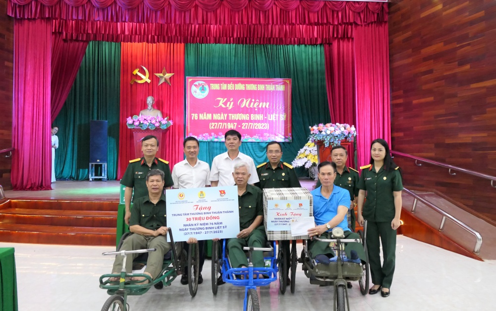 Đoàn công tác tặng quà và tiền hỗ trợ cho các thương, bệnh binh tại Trung tâm Đoàn công tác tặng quà và tiền hỗ trợ cho các thương, bệnh binh tại Trung tâm